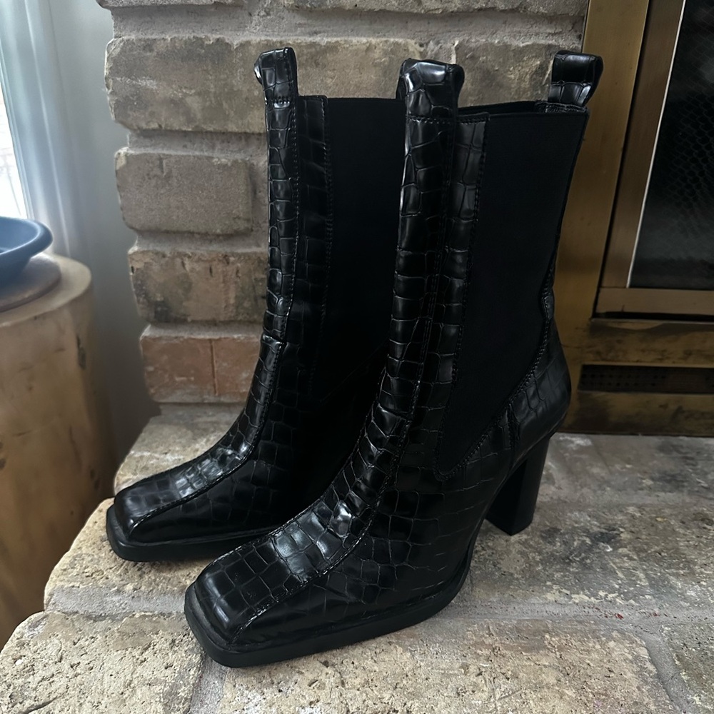 L’intervalle Black Crocodile Leather Heeled Boots